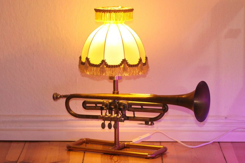 Trompetenlampe Tischleuchte Messing Kupfer Vintage Berlin 23A_01 Eingeschaltet